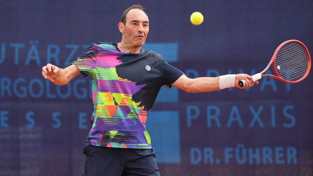 Gianluca Pozzi im Outfit der Initiative „Aufschlag gegen Krebs“ beim Regionalliga-Spiel für den omtc Gianluca Pozzi beim Vorhandschlag im farbigen Outfit der Initiative „Aufschlag gegen Krebs“ beim Regionalliga-Spiel für den omtc