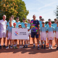 „Aufschlag gegen Krebs“, George Pascal, Anders Jarryd und Gianluca Pozzi präsentieren das neue Logo, Deutsche Tennis Mannschaftsmeisterschaft 2025 Herren 60, Ober-Mörlen, Ober-Mörler TC, 07.09.25