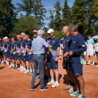 Jörg Wulf (Sportkreis Wetterau) überreicht die Medaillen, Deutsche Tennis Mannschaftsmeisterschaft 2025 Herren 60, Ober-Mörlen, Ober-Mörler TC, 07.09.25