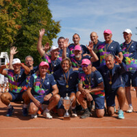 Der Ober-Mörler TC präsentiert den Pokal, Deutsche Tennis Mannschaftsmeisterschaft 2025 Herren 60, Ober-Mörlen, Ober-Mörler TC, 07.09.25